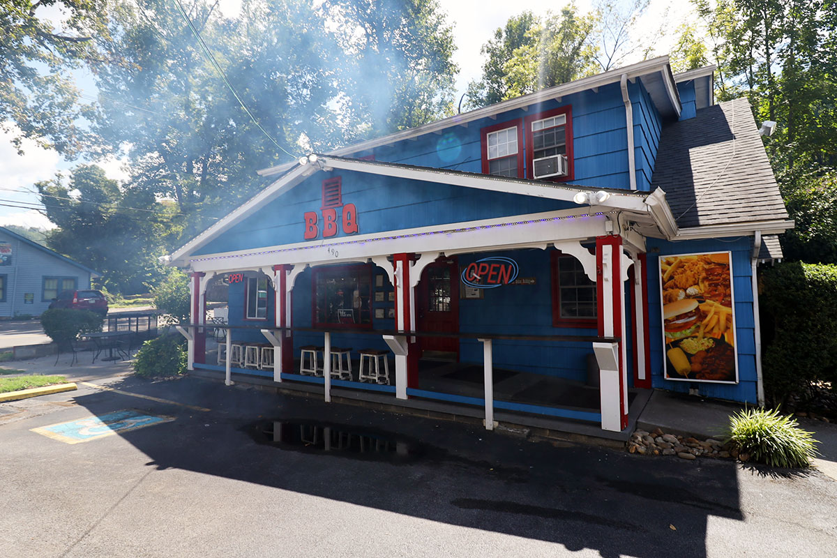 Hungry Bear BBQ – Gatlinburg Barbecue Restaurant Review