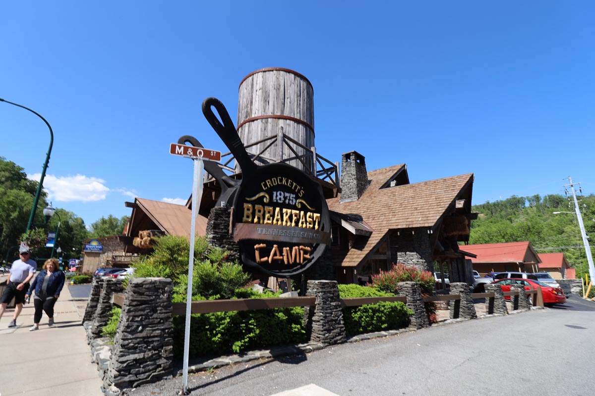 Crockett’s Breakfast Camp – Is It Really That Good? Gatlinburg Restaurant Review